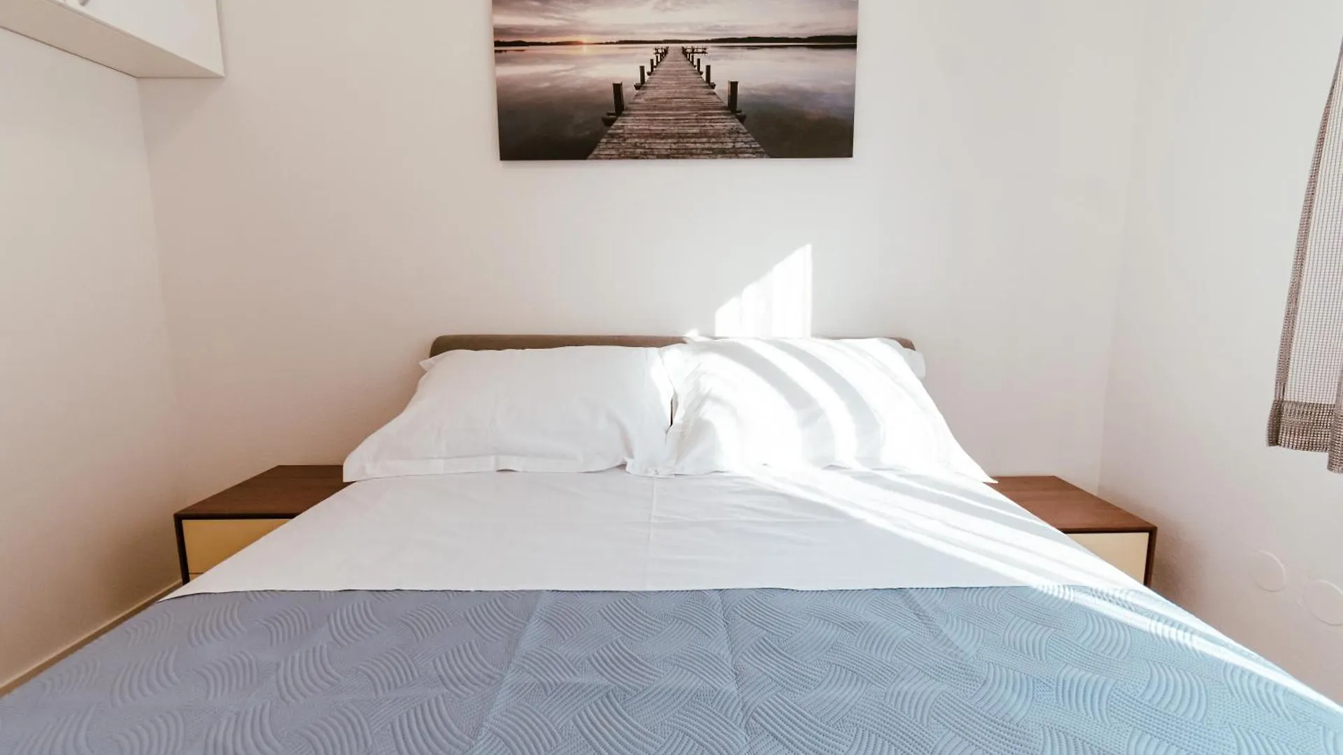 Siki'S New Apartment Split