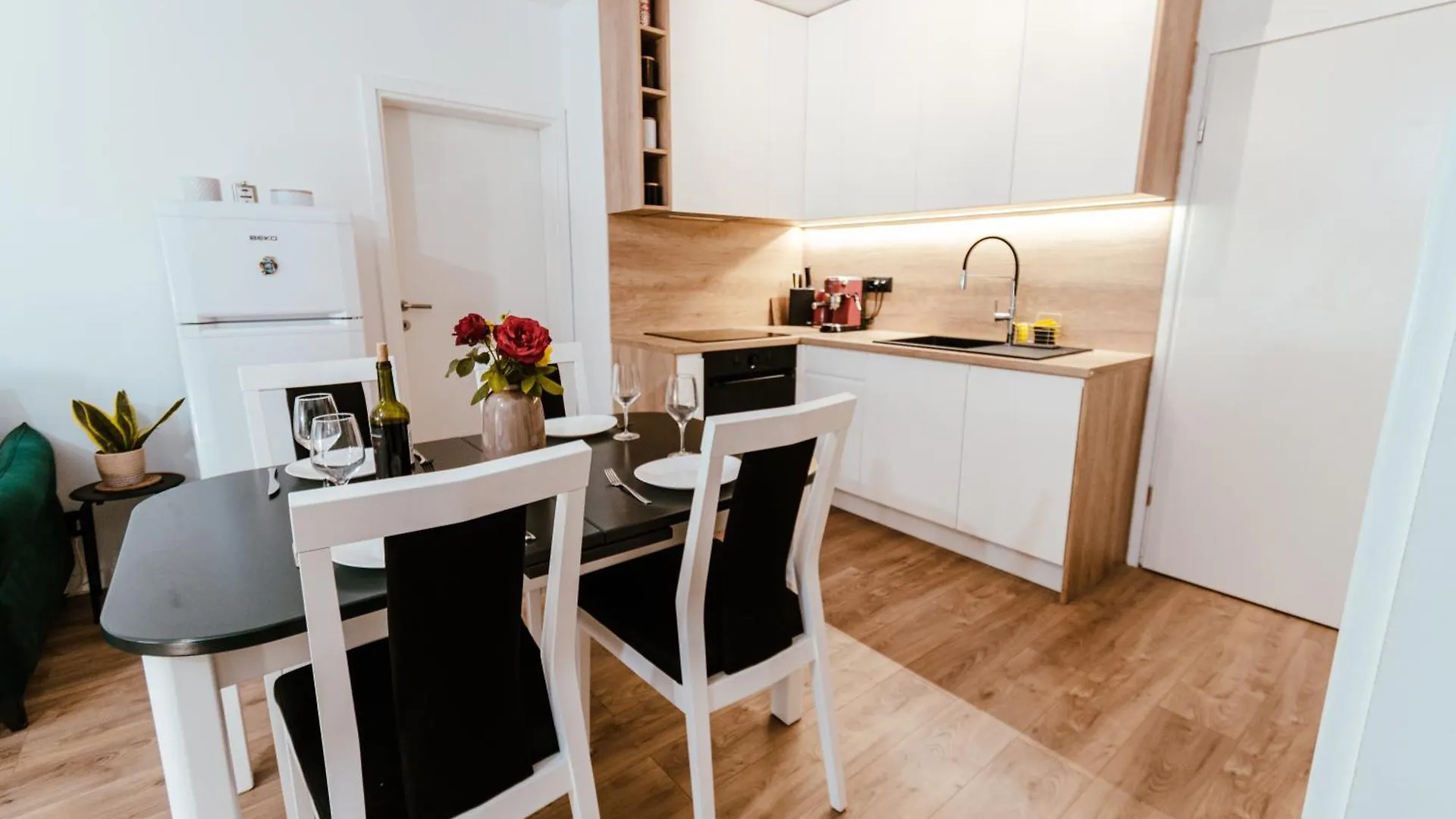 Siki'S New Apartment Split
