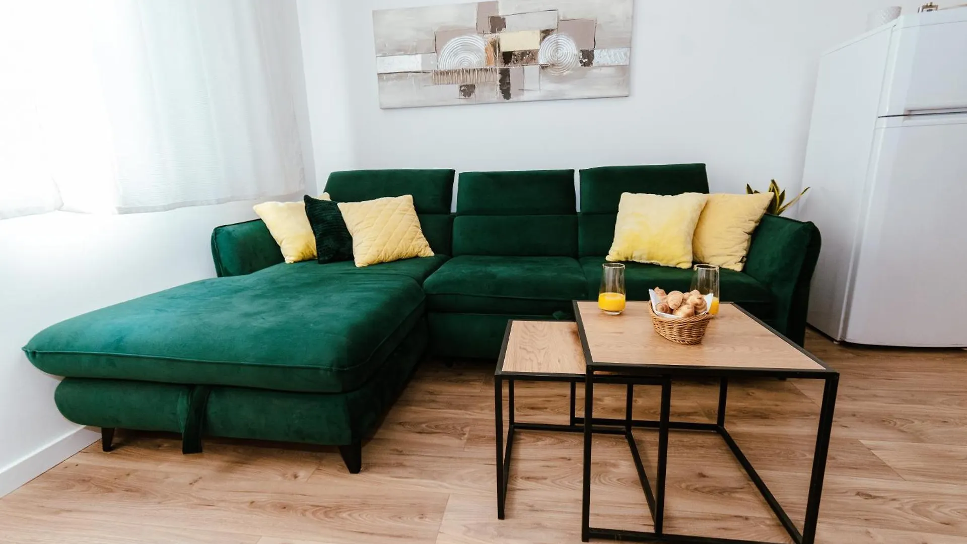 Siki'S New Apartment Split