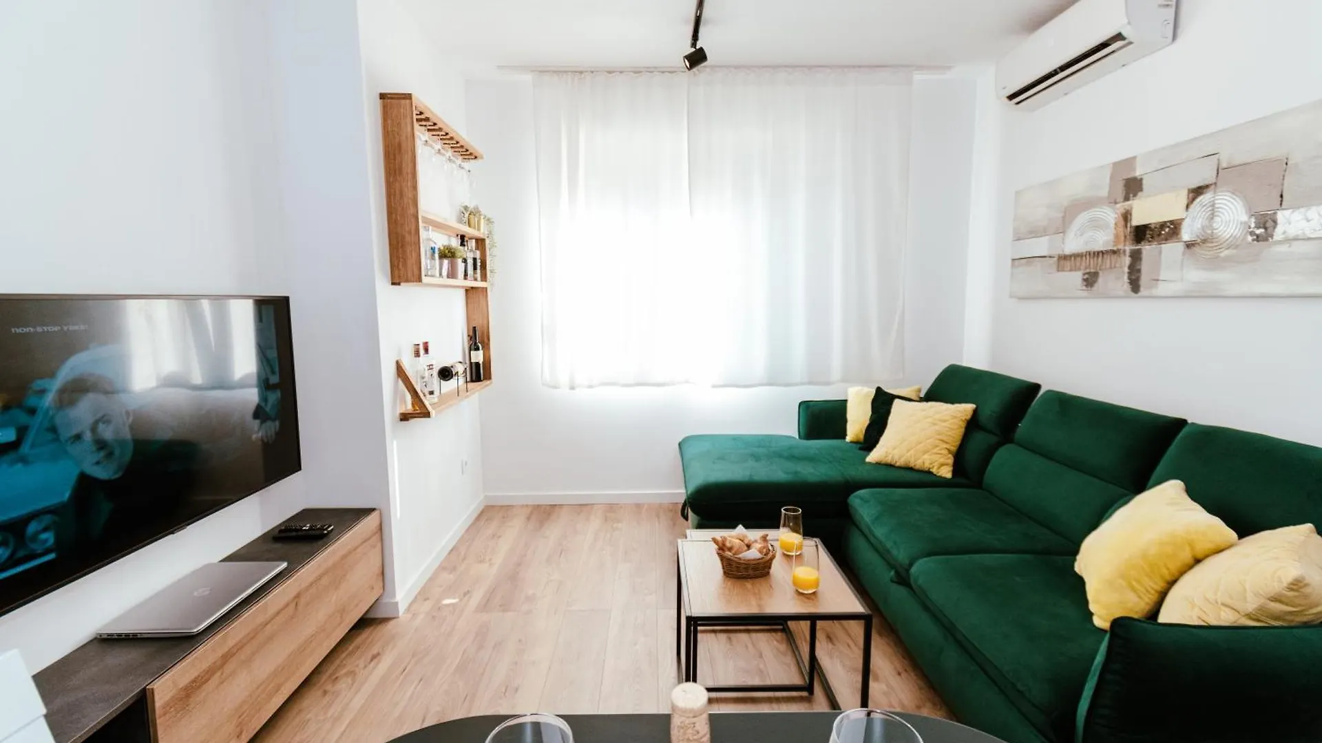 Siki'S New Apartment Split